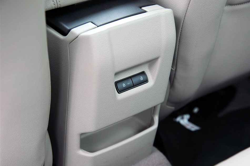 2015款 三厢 1.5L GTDi 自动旗舰型 座椅空间