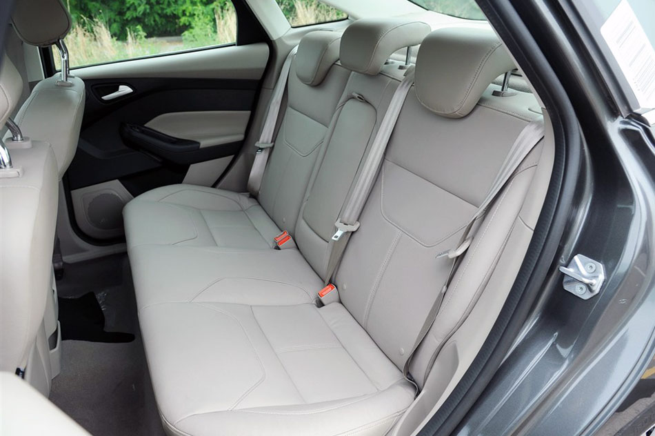 2015款 三厢 1.5L GTDi 自动旗舰型 座椅空间