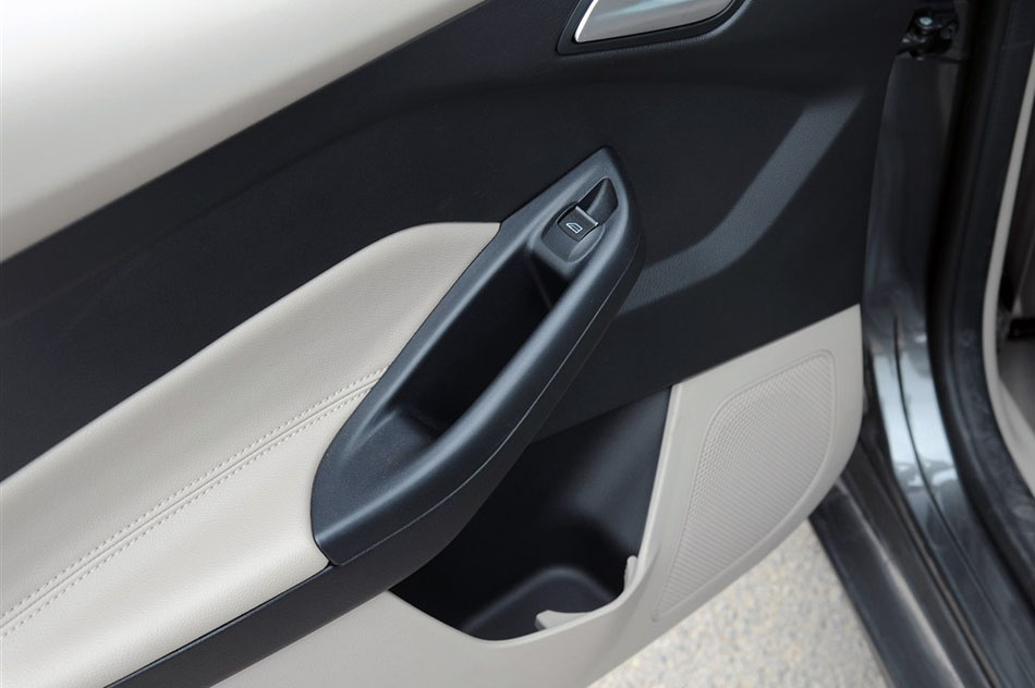 2015款 三厢 1.5L GTDi 自动旗舰型 座椅空间