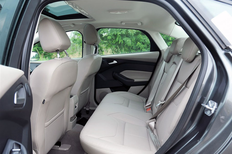 2015款 三厢 1.5L GTDi 自动旗舰型 座椅空间