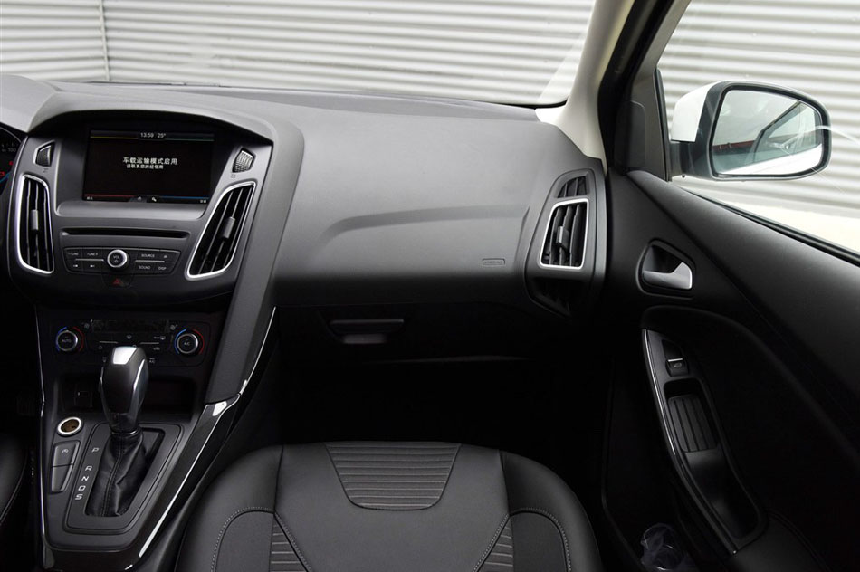 2015款 两厢 1.5L GTDi 自动精英型 内饰