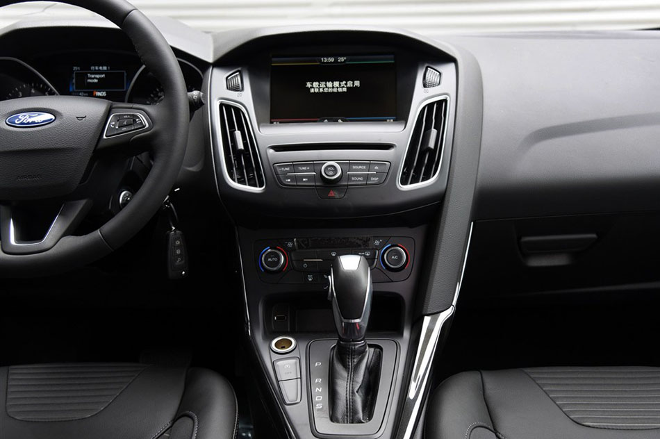 2015款 两厢 1.5L GTDi 自动精英型 内饰