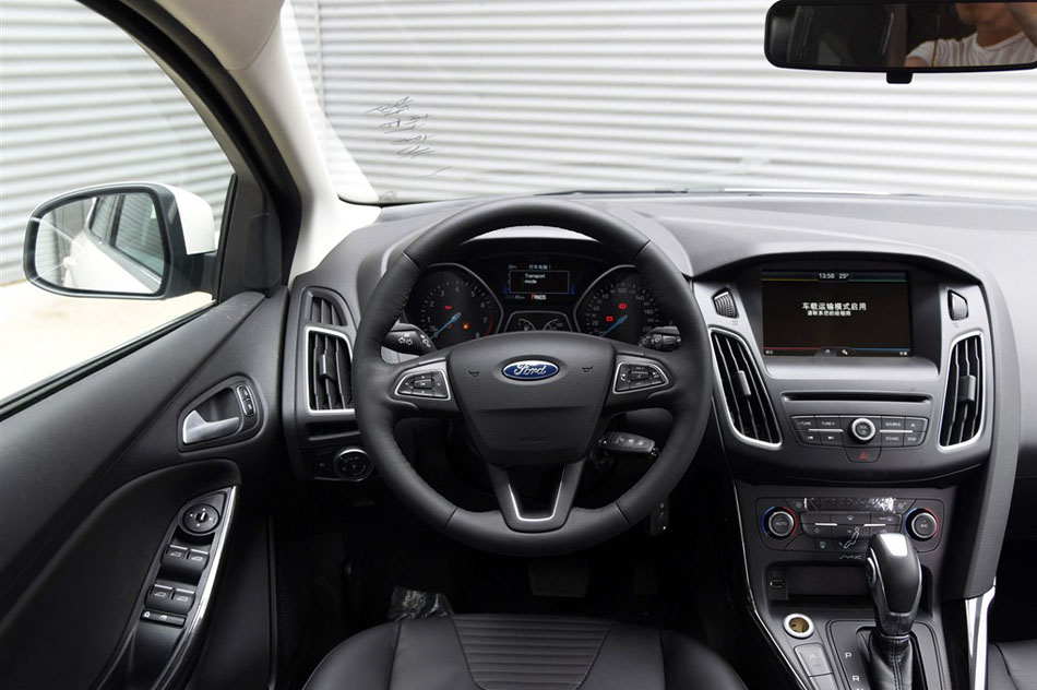 2015款 两厢 1.5L GTDi 自动精英型 内饰