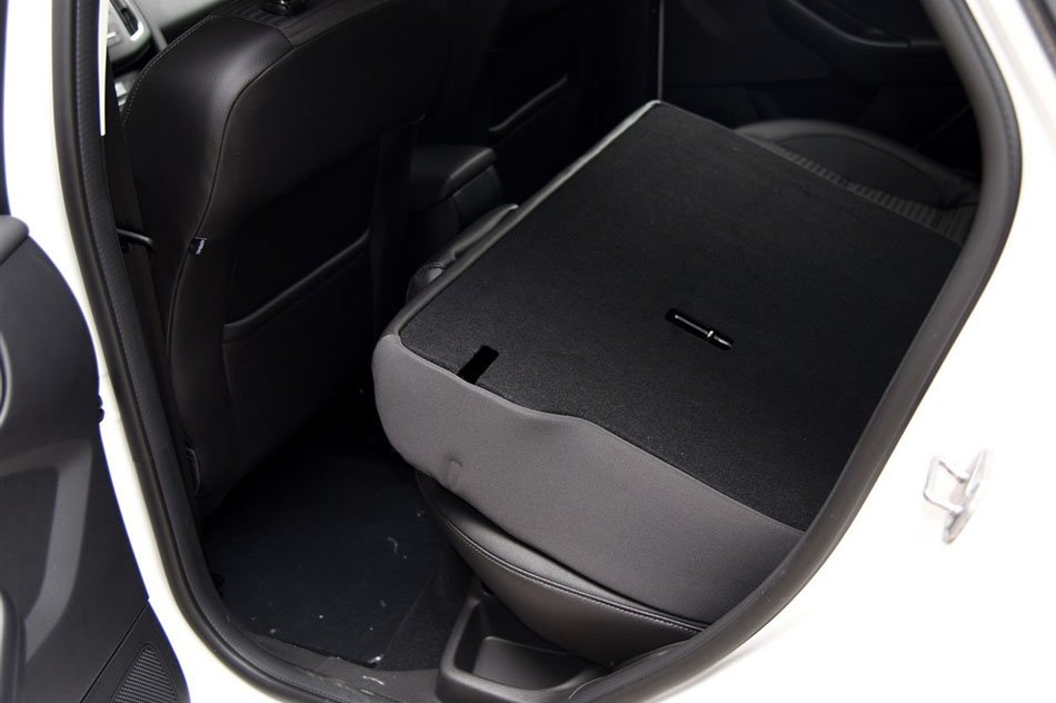 2015款 两厢 1.5L GTDi 自动精英型 座椅空间
