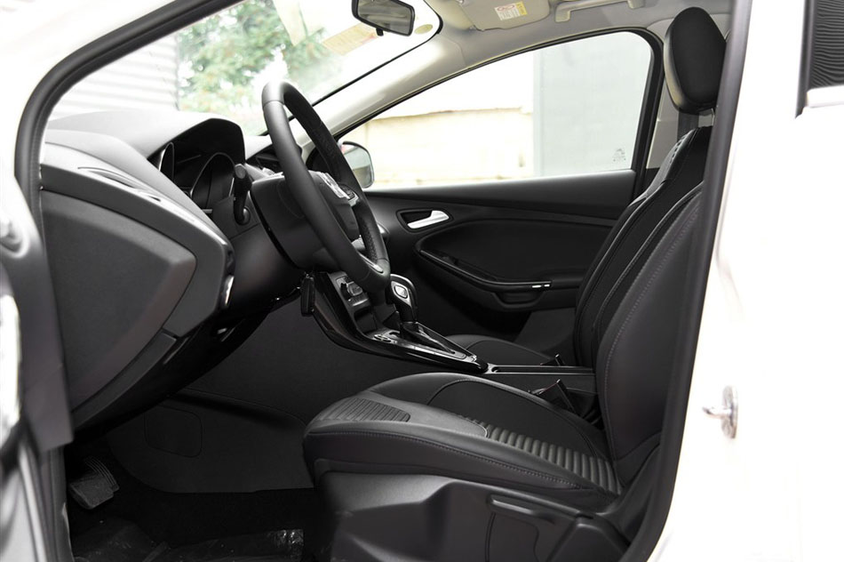 2015款 两厢 1.5L GTDi 自动精英型 座椅空间