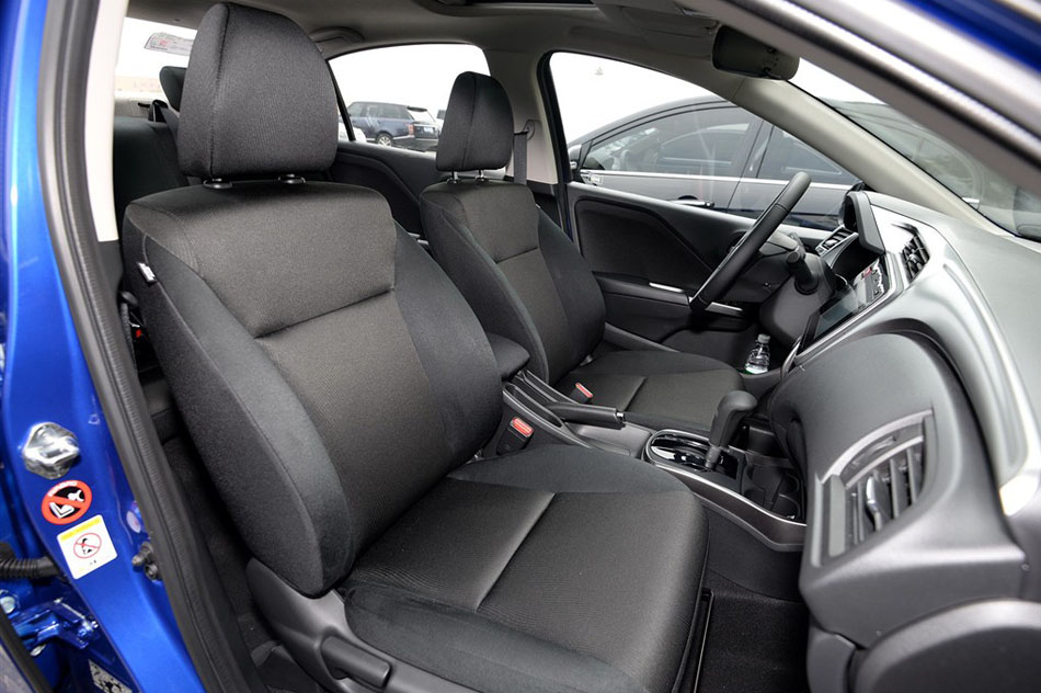 2015款 1.5L CVT旗舰版 座椅空间