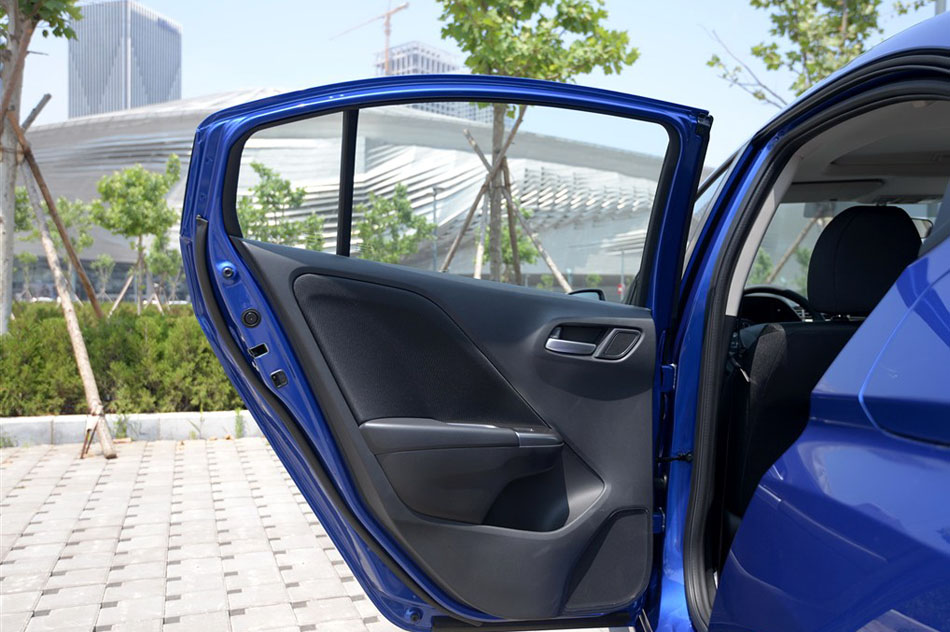2015款 1.5L CVT旗舰版 座椅空间