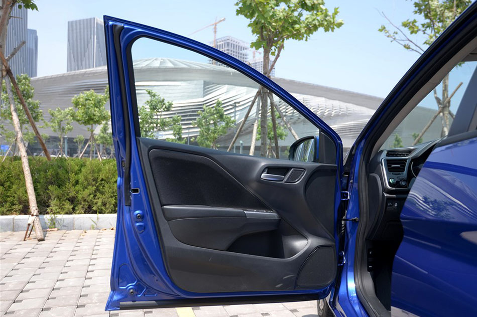 2015款 1.5L CVT旗舰版 座椅空间