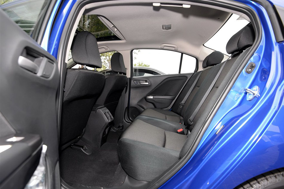 2015款 1.5L CVT旗舰版 座椅空间