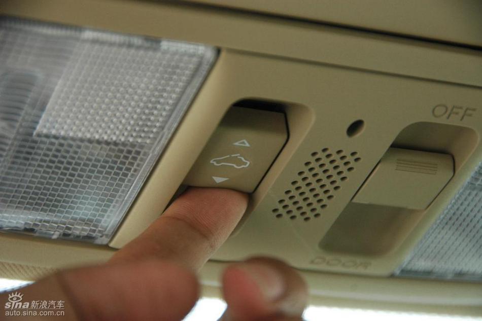 CR-V2.4豪华版天窗控制键