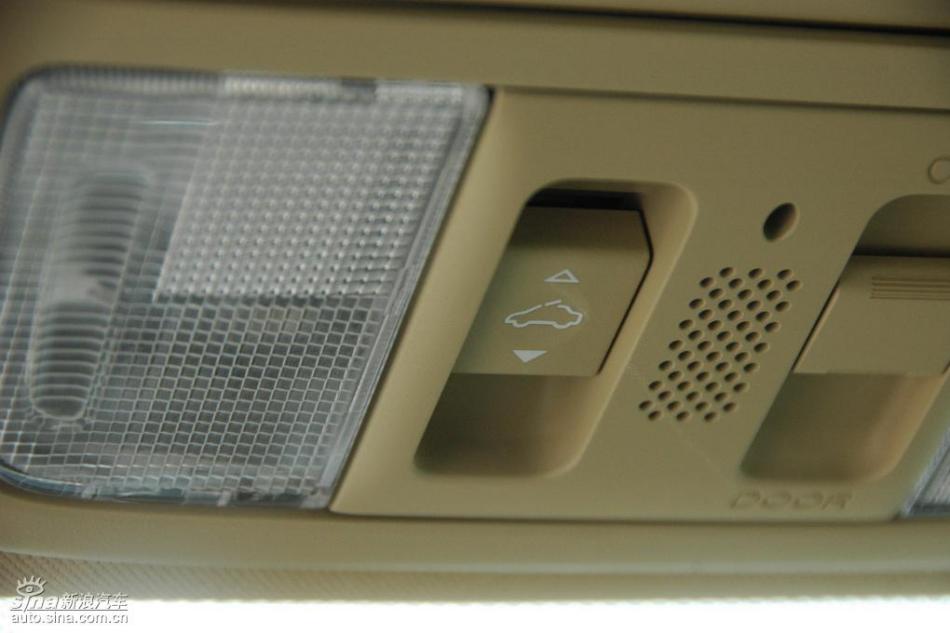 CR-V2.4豪华版天窗控制键