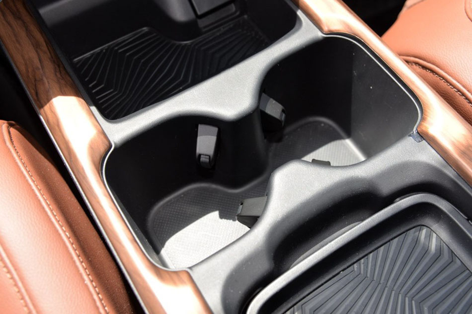 2017款 240TURBO 自动四驱尊耀版 内饰