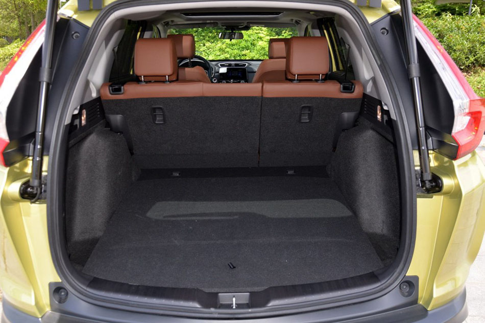 2017款 240TURBO 自动四驱尊耀版 座椅空间