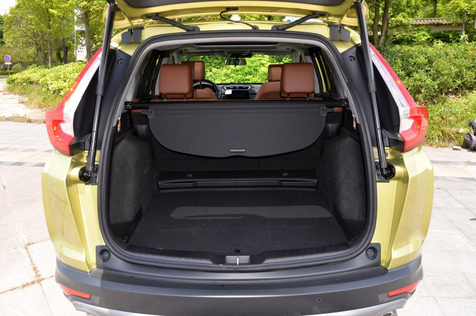 2017款 240TURBO 自动四驱尊耀版 座椅空间