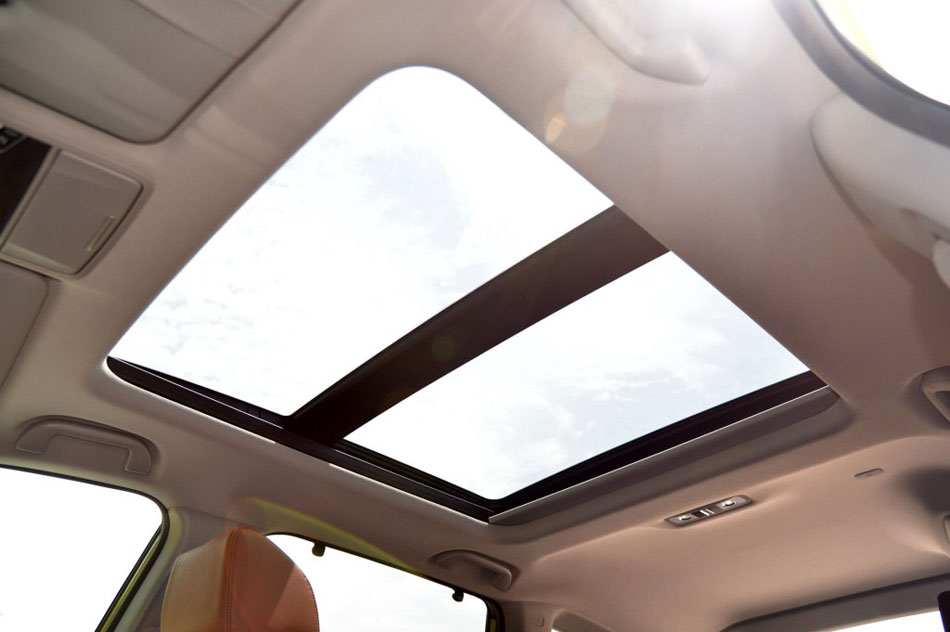 2017款 240TURBO 自动四驱尊耀版 座椅空间