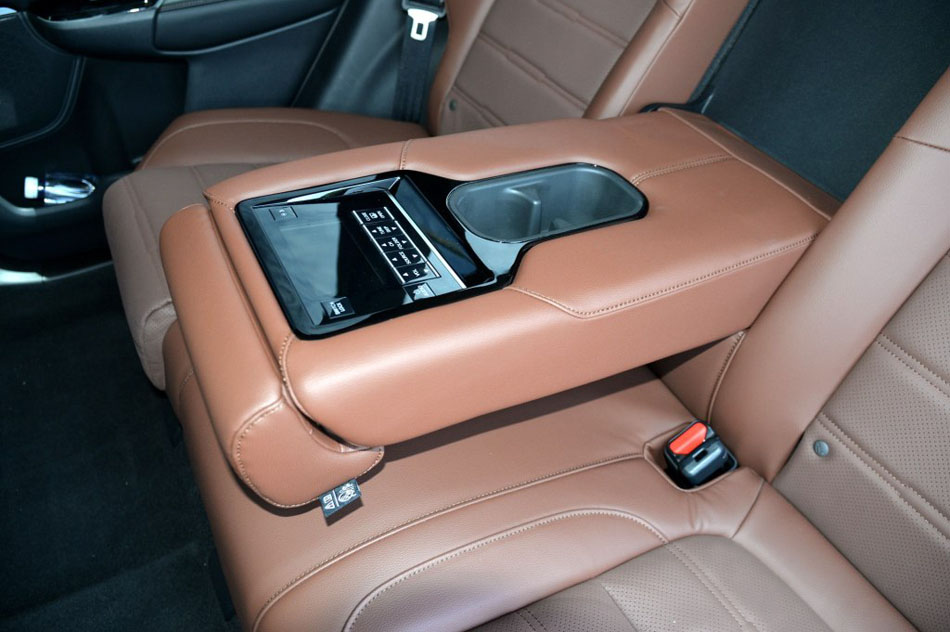 2017款 240TURBO 自动四驱尊耀版 座椅空间