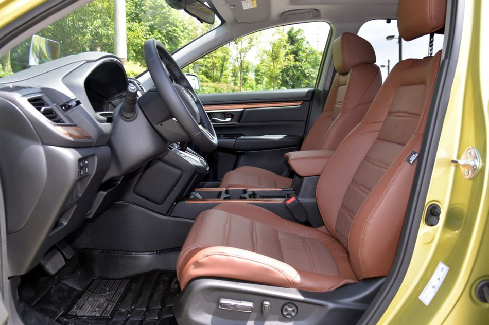 2017款 240TURBO 自动四驱尊耀版 座椅空间