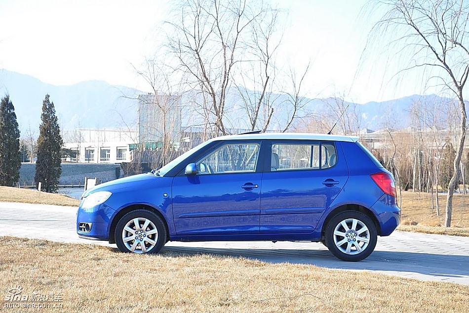 新浪试驾斯柯达Fabia晶锐外观实拍图
