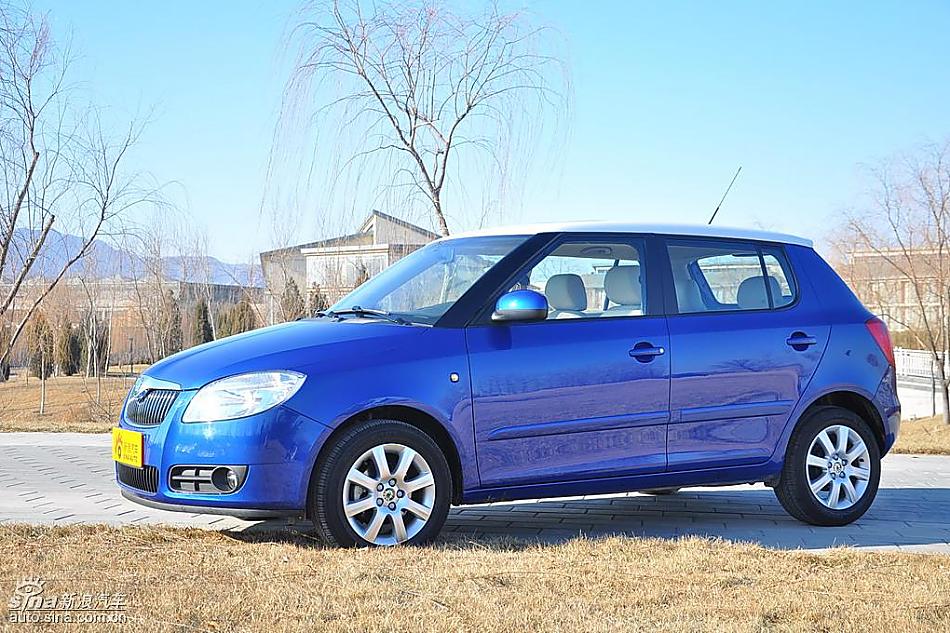 新浪试驾斯柯达Fabia晶锐外观实拍图