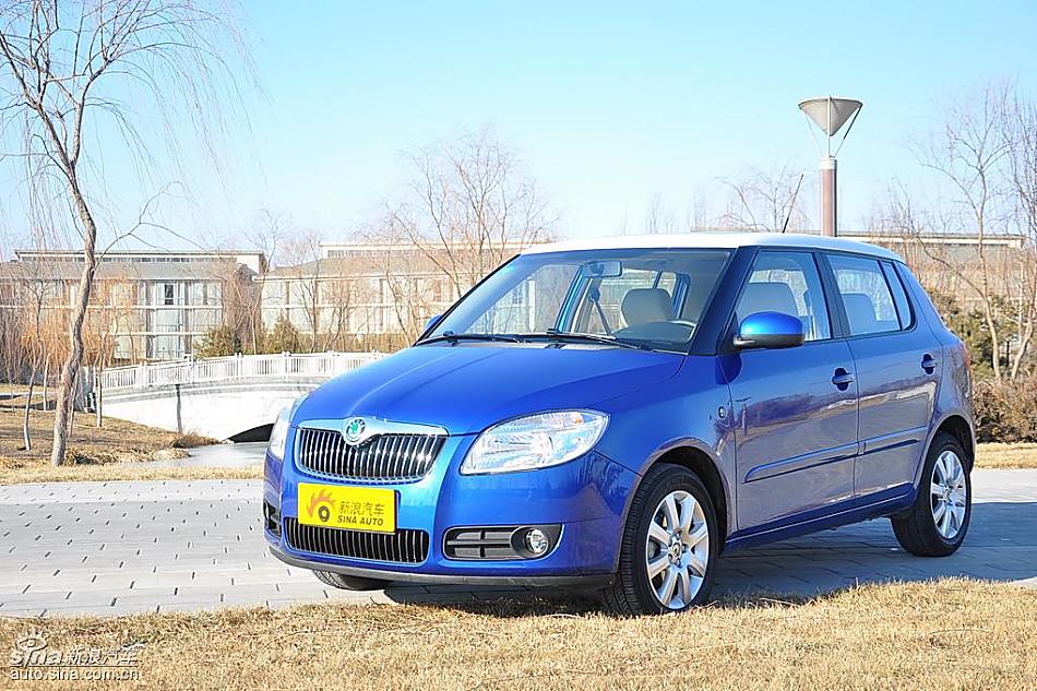 新浪试驾斯柯达Fabia晶锐外观实拍图