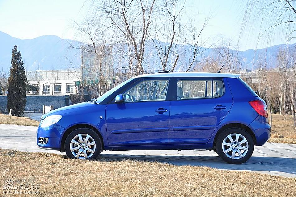 新浪试驾斯柯达Fabia晶锐外观实拍图