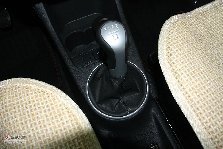 2011款晶锐1.6手动酷黑版