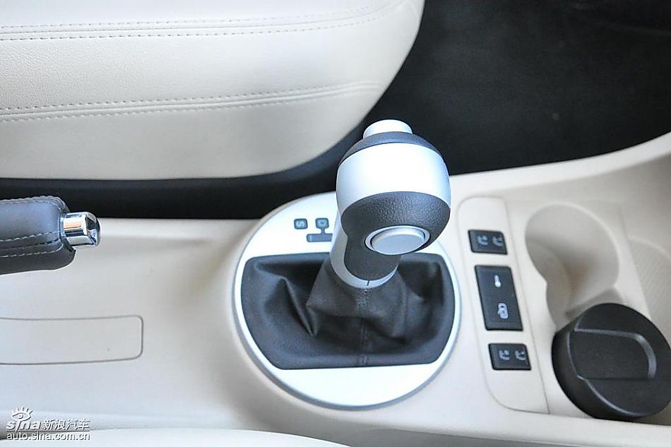 新浪试驾斯柯达Fabia晶锐内饰实拍图