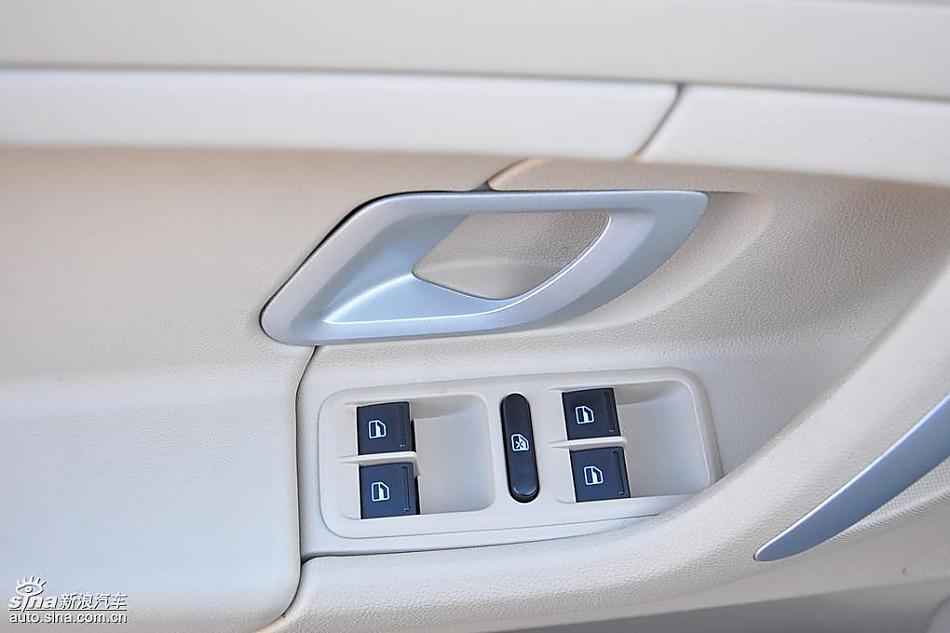 新浪试驾斯柯达Fabia晶锐内饰实拍图