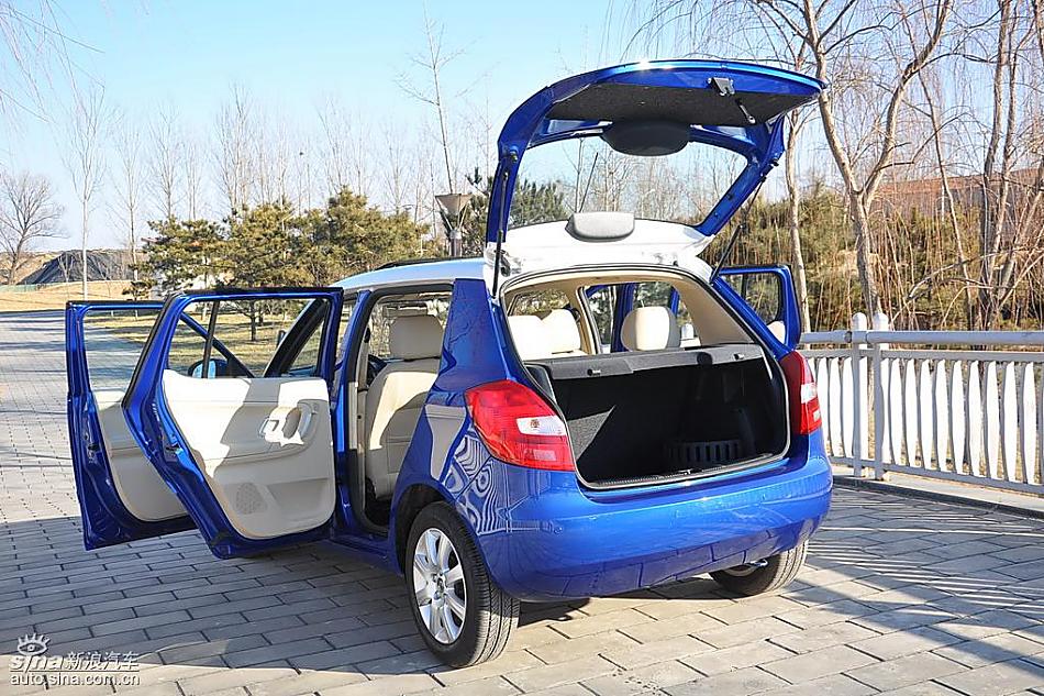 新浪试驾斯柯达Fabia晶锐外观实拍图