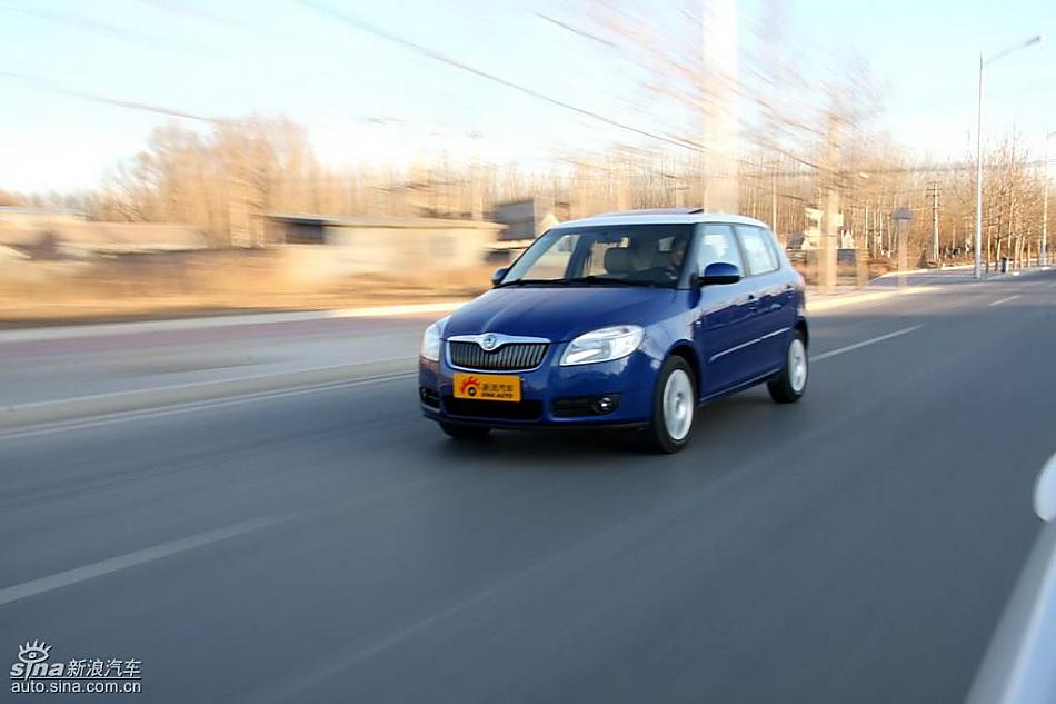 新浪试驾斯柯达Fabia晶锐动态实拍