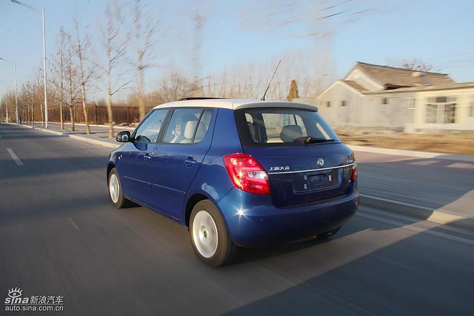 新浪试驾斯柯达Fabia晶锐动态实拍