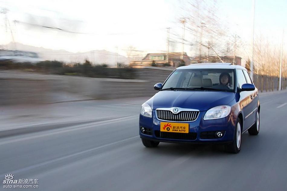 新浪试驾斯柯达Fabia晶锐动态实拍