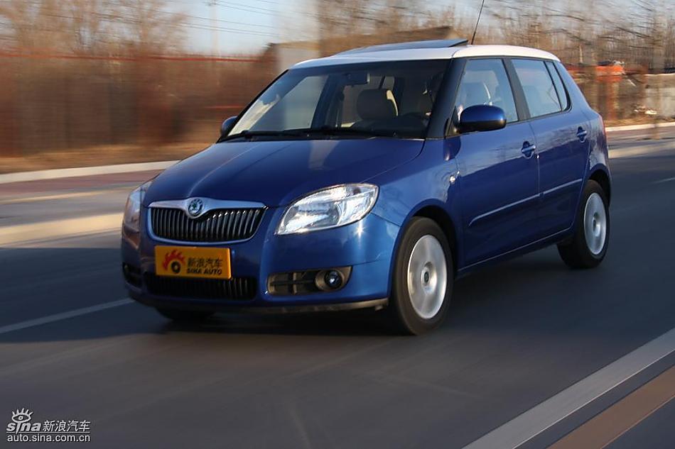 新浪试驾斯柯达Fabia晶锐动态实拍