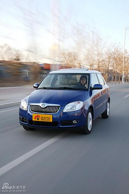 新浪试驾斯柯达Fabia晶锐动态实拍