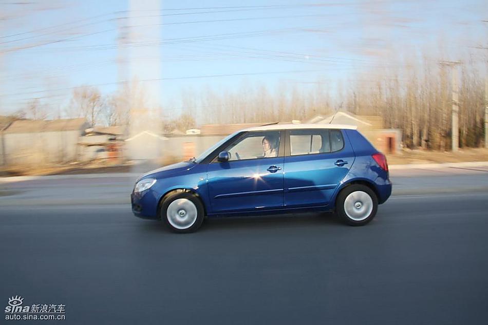 新浪试驾斯柯达Fabia晶锐动态实拍