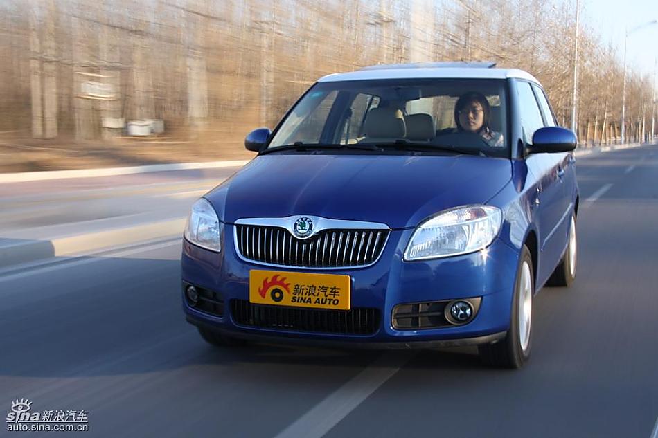 新浪试驾斯柯达Fabia晶锐动态实拍