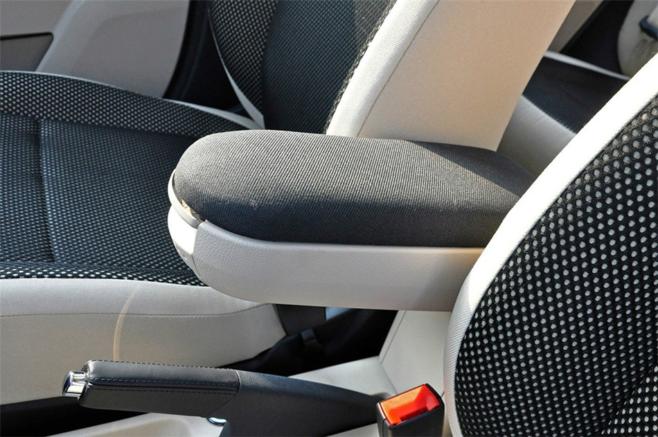 2012款 1.6L AT Scout 座椅空间