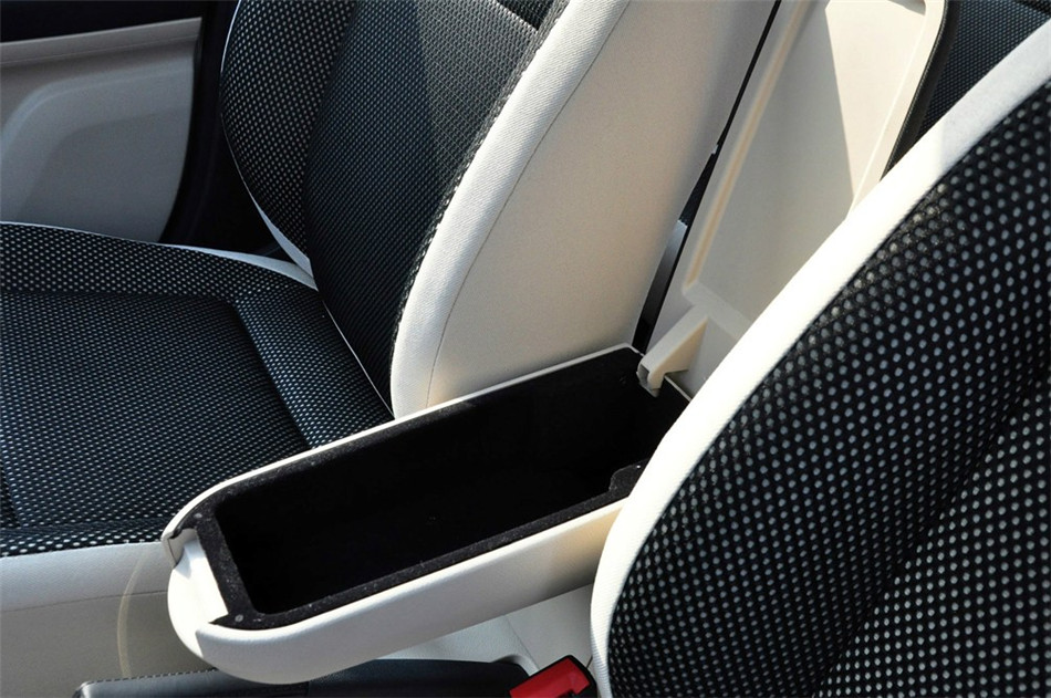 2012款 1.6L AT Scout 座椅空间