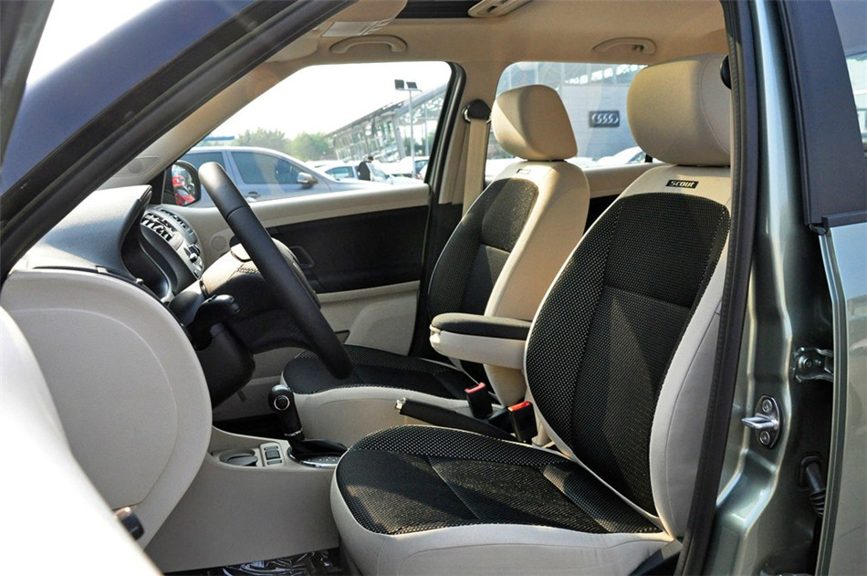 2012款 1.6L AT Scout 座椅空间