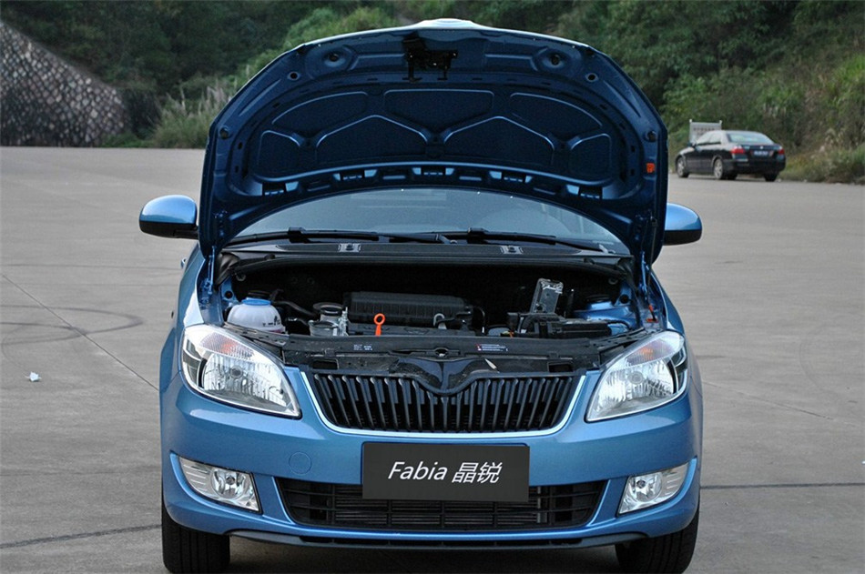 2012款 1.4L MT 晶灵版 引擎底盘