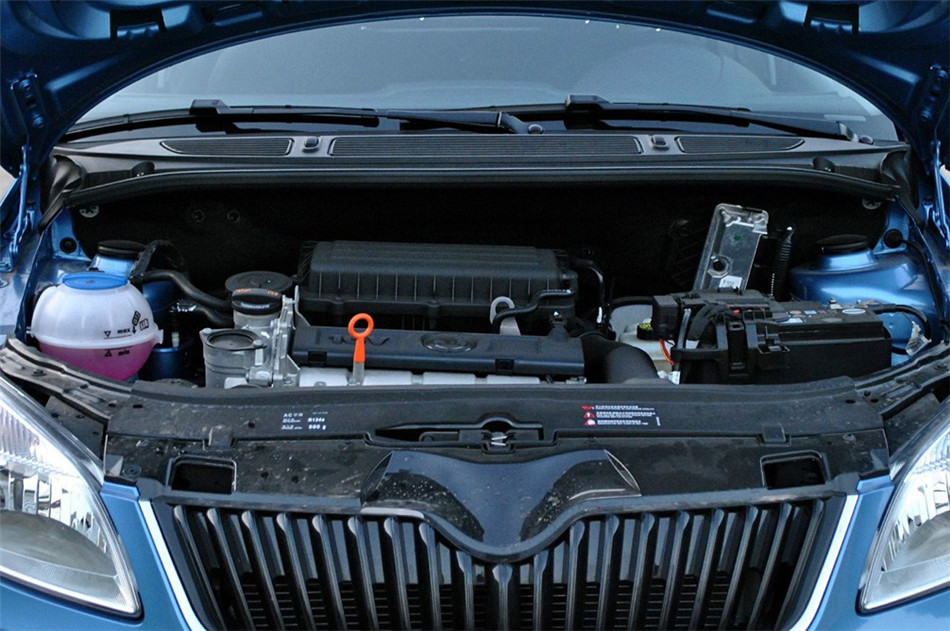 2012款 1.4L MT 晶灵版 引擎底盘