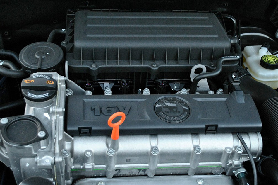 2012款 1.4L MT 晶灵版 引擎底盘