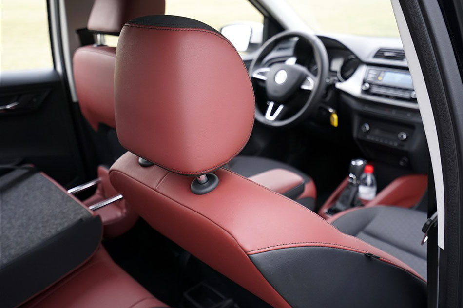 2015款 1.6L 自动智行版 座椅空间