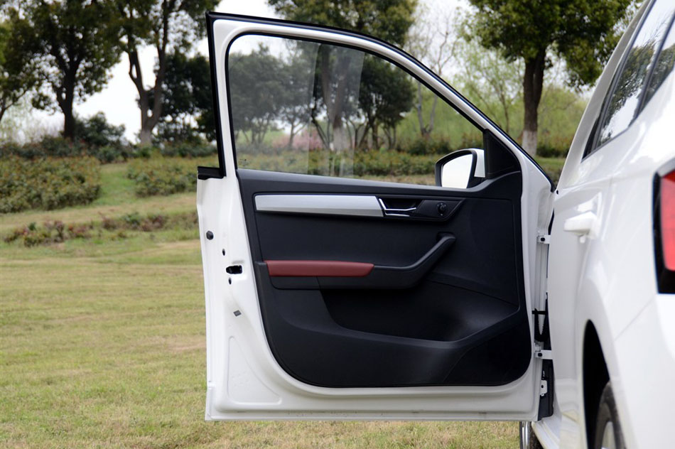 2015款 1.6L 自动智行版 座椅空间