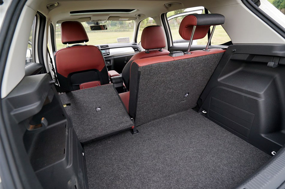 2015款 1.6L 自动智行版 座椅空间