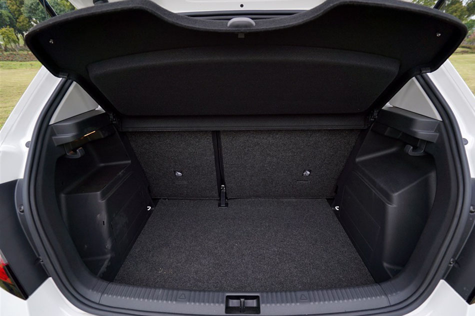 2015款 1.6L 自动智行版 座椅空间