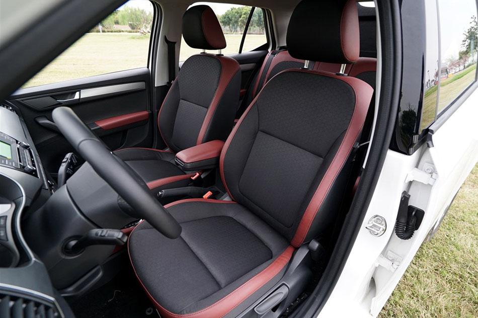 2015款 1.6L 自动智行版 座椅空间