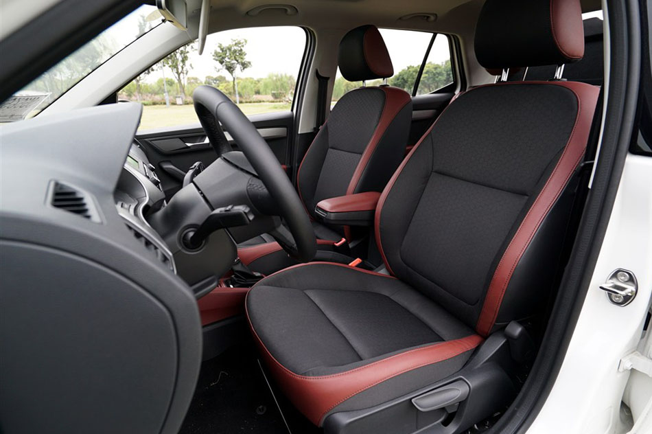 2015款 1.6L 自动智行版 座椅空间