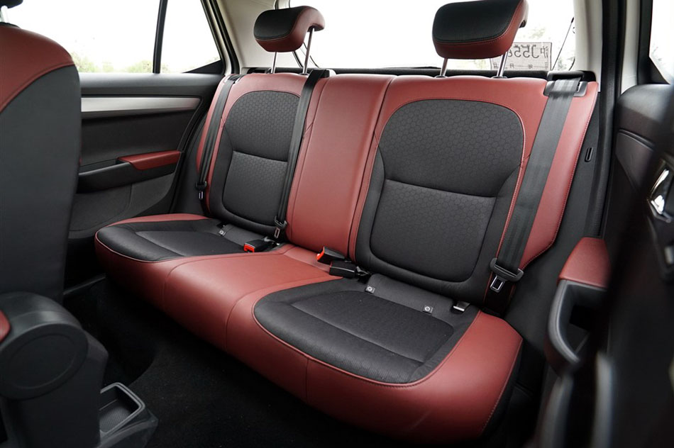 2015款 1.6L 自动智行版 座椅空间