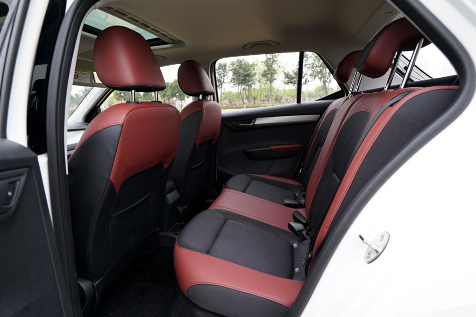 2015款 1.6L 自动智行版 座椅空间